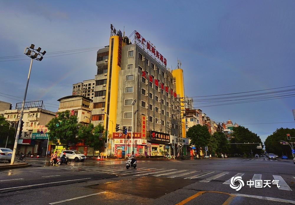 广西钦州雨后天蓝如洗 彩虹高挂