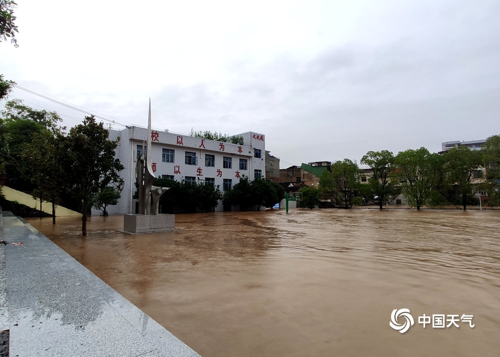 贵州惠水降暴雨致积水严重 民众出行受阻