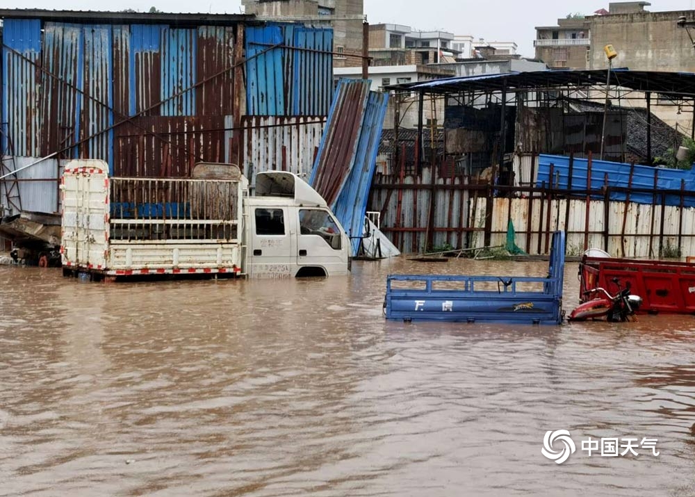 贵州惠水降暴雨致积水严重 民众出行受阻