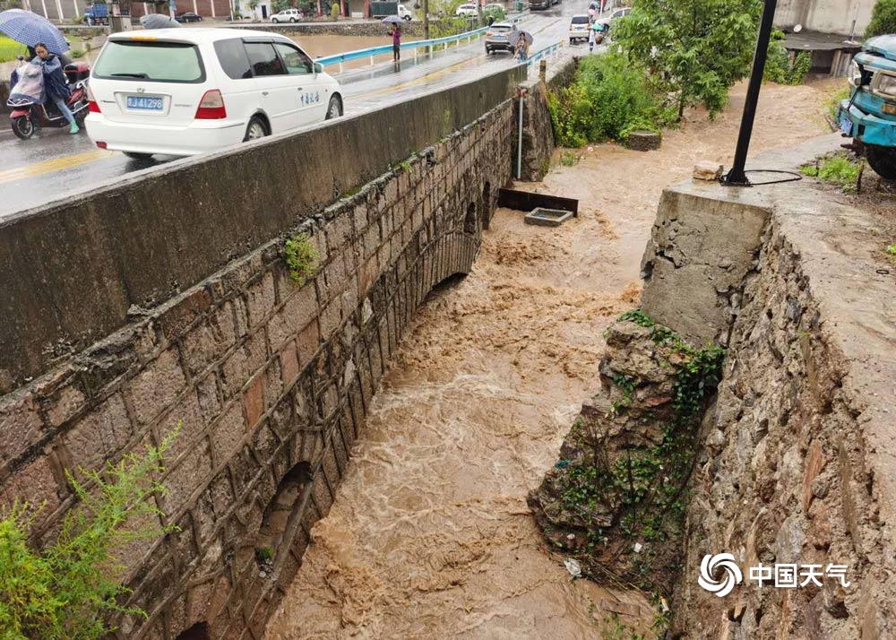 贵州惠水降暴雨致积水严重 民众出行受阻