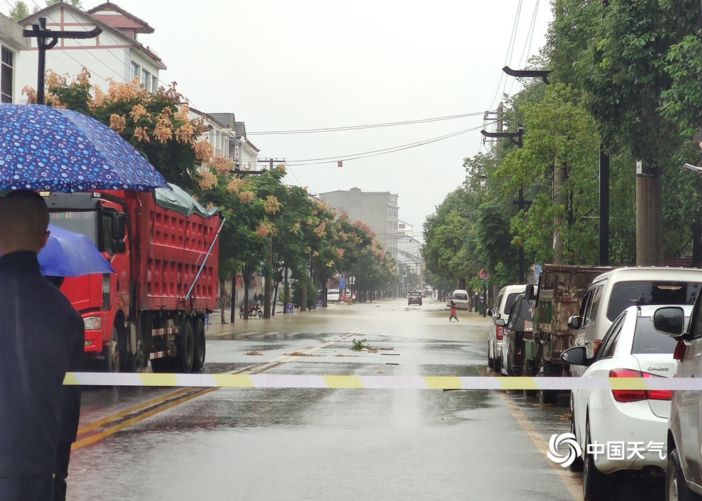 贵州惠水降暴雨致积水严重 民众出行受阻